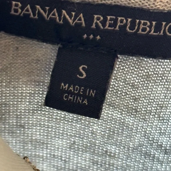 BANANA REPUBLIC GRAY CARDIGAN… SIZE SMALL.. GENTLY USED - Picture 8 of 8